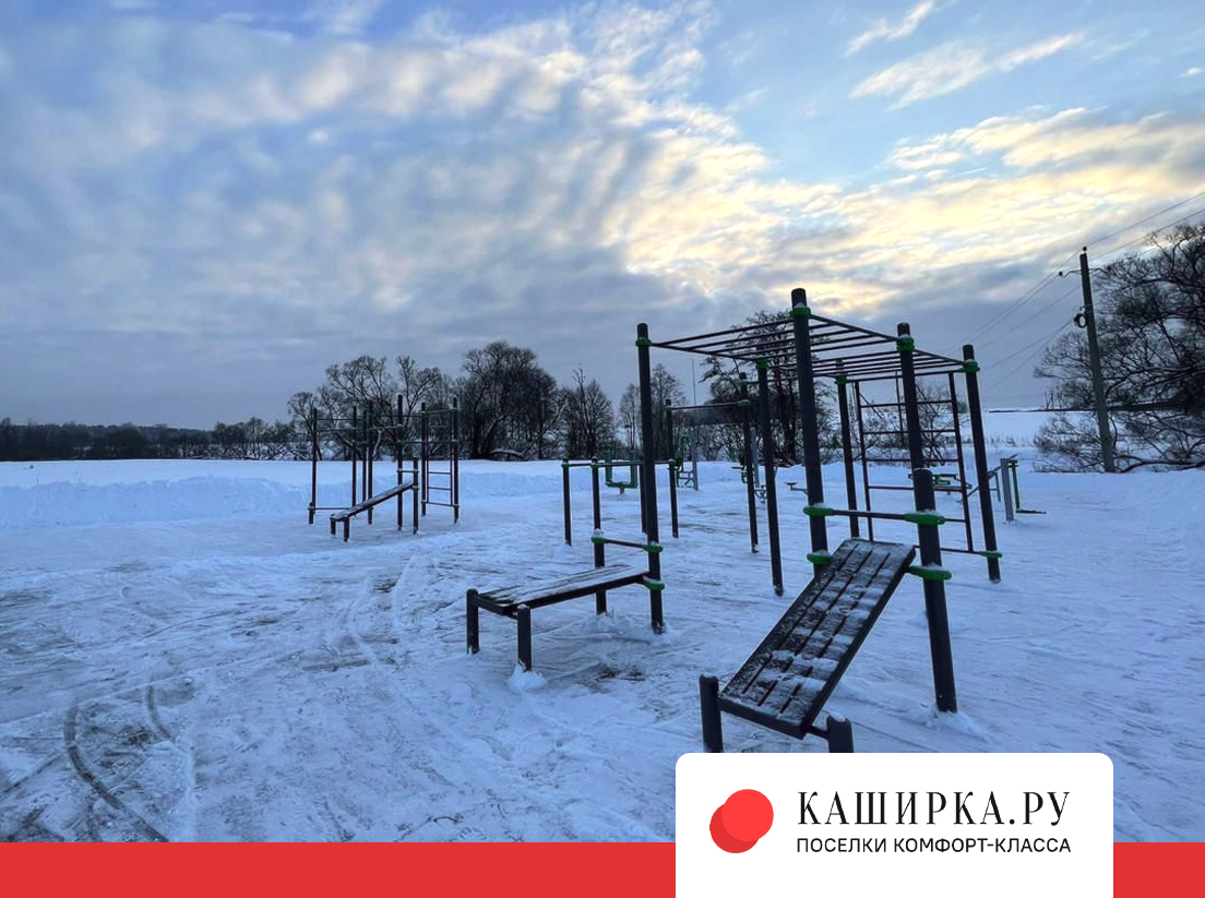 Чистка снега на спортивной площадке в КП "Фаворит"